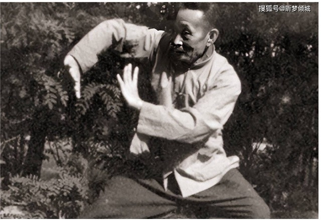 Theo các ghi chép, Cung Bảo Điền từng chứng kiến màn tỉ thí võ thuật của Dương Lộ Thiền - sư tổ của môn phái Dương gia Thái cực quyền với một võ sĩ. Khi võ sĩ ấy sắp bị đánh ngã khỏi võ đài, thái giám Đổng Hải Xuyên bưng mâm thức ăn, bay lên đài đỡ người này. Trong tình huống đó, mâm thức ăn trên tay ông vẫn còn nguyên vẹn, không hề rơi rớt.