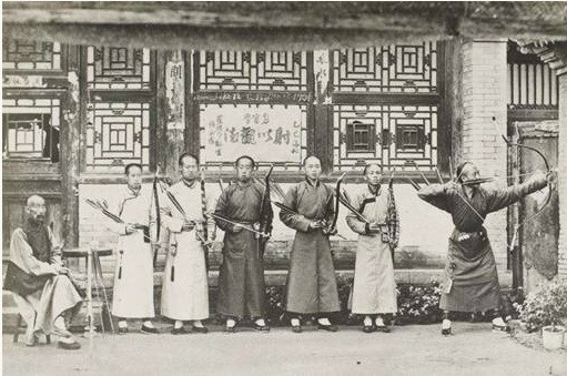 Với tài năng hơn người, Cung Bảo Điền nhanh chóng thăng tiến. Ông được phong làm Đội trưởng đội thị vệ, mang hàm Tứ phẩm Đới đao Thị vệ và trở thành Tổng quản đại nội thị vệ cuối cùng của triều đình nhà Thanh.