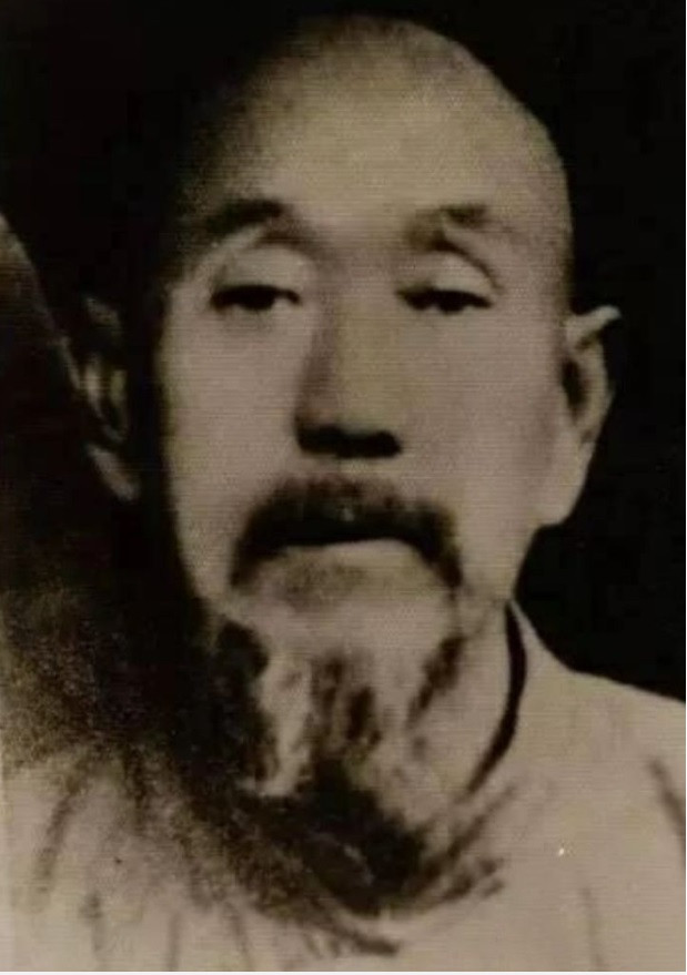 Sau đó, Đổng Hải Xuyên dùng Bát Quái Chưởng giao đấu với Dương Lộ Thiền đến tận đêm khuya mà bất phân thắng bại. Chứng kiến màn tỉ thí đó, Cung Bảo Điền nảy ý định theo học võ từ Đổng Hải Xuyên.