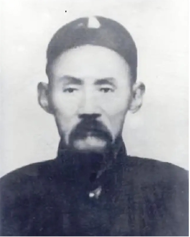 Trong một lần đi giao gạo, Cung Bảo Điền tìm cơ hội gặp mặt Ân Phúc (trong ảnh) - đồ đệ của Đổng Hải Xuyên, người đang giữ chức vụ hộ viện trong phủ. Sau này Ân Phúc trở thành võ sư của hoàng đế Quang Tự. Khi gặp Cung Bảo Điền, Ân Phúc quan sát kỹ chàng trai trẻ và là một nhân tài hiếm có trong việc tập luyện Bát Quái Chưởng. Sau đó, Ân Phúc dẫn Cung Bảo Điền tới gặp sư phụ Đổng Hải Xuyên.