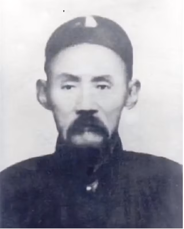 Trong một lần đi giao gạo, Cung Bảo Điền tìm cơ hội gặp mặt Ân Phúc (trong ảnh) - đồ đệ của Đổng Hải Xuyên, người đang giữ chức vụ hộ viện trong phủ. Sau này Ân Phúc trở thành võ sư của hoàng đế Quang Tự. Khi gặp Cung Bảo Điền, Ân Phúc quan sát kỹ chàng trai trẻ và là một nhân tài hiếm có trong việc tập luyện Bát Quái Chưởng. Sau đó, Ân Phúc dẫn Cung Bảo Điền tới gặp sư phụ Đổng Hải Xuyên.