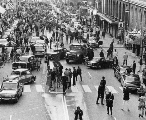 Giao thông hỗn loạn vào buổi sáng đầu tiên sau khi Thụy Điển thay đổi lái xe bên trái đường sang bên phải đường vào năm 1967.