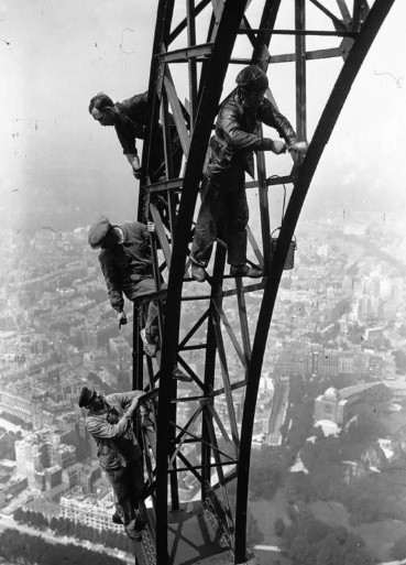 Những công nhân tỉ mỉ leo tháp Eiffel năm 1932 để phủ lớp sơn lên toàn bộ công trình mang tính biểu tượng ở Paris, Pháp.