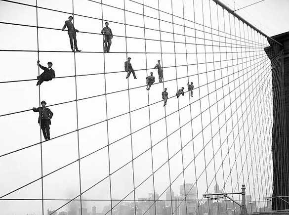 Những người thợ sơn cầu Brooklyn, Mỹ năm 1914. Khi xem bức ảnh này, nhiều người "thót tim".