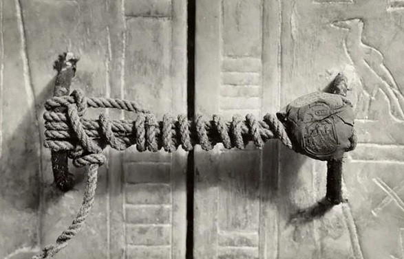 Cánh cửa còn nguyên dấu niêm phong ở lối vào lăng mộ của pharaoh Ai Cập Tutankhamun năm 1922. Việc tìm thấy lăng mộ này được đánh giá là một trong những khám phá khảo cổ học quan trọng nhất thế kỷ 20.