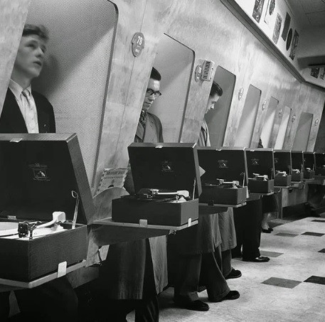 Khách hàng ngồi nghe nhạc tại một cửa hàng ở London, Anh năm 1955.