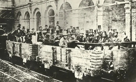 Hành khách đi chuyến tàu điện ngầm đầu tiên ở London, Anh năm 1862.