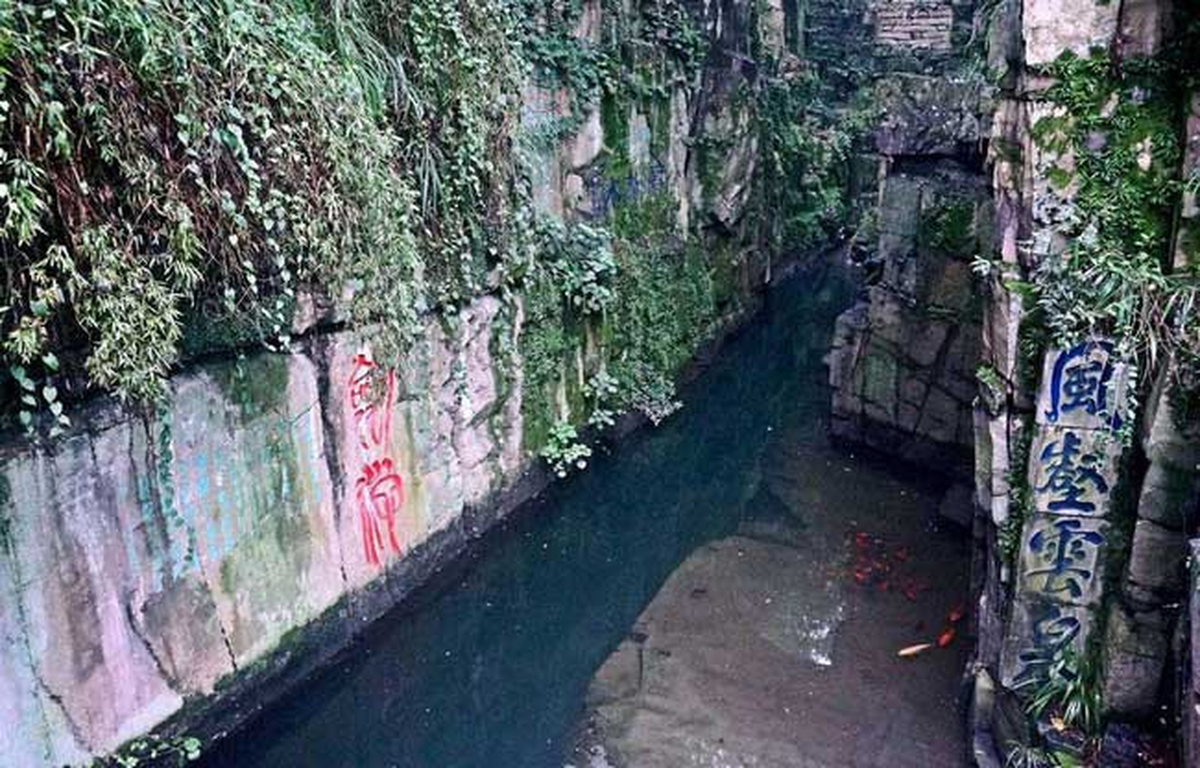 Vào thời nhà Minh, một cảnh tượng kỳ diệu đã xuất hiện. Một số giai thoại kể rằng, vào năm 1512, Tô Châu xảy ra hạn hán nghiêm trọng khiến mộ Hạp Lư lộ ra khi hồ nước cạn khô thấy đáy.