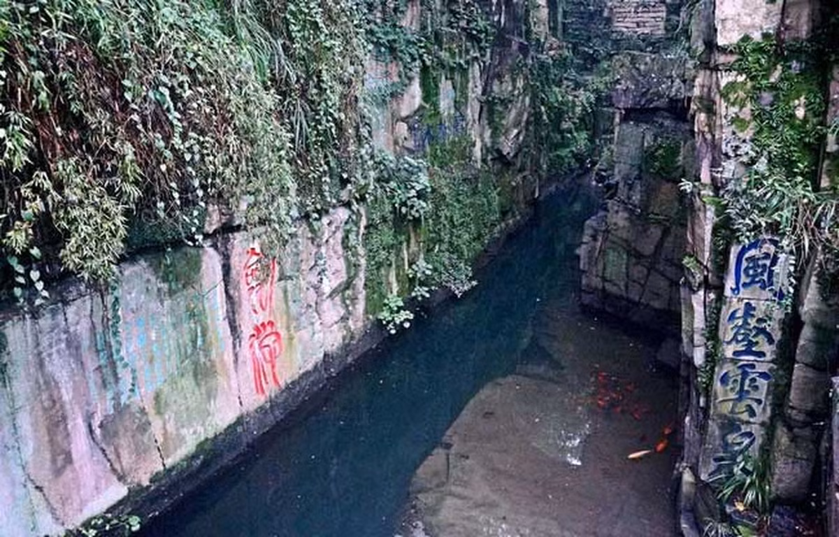 Vào thời nhà Minh, một cảnh tượng kỳ diệu đã xuất hiện. Một số giai thoại kể rằng, vào năm 1512, Tô Châu xảy ra hạn hán nghiêm trọng khiến mộ Hạp Lư lộ ra khi hồ nước cạn khô thấy đáy.