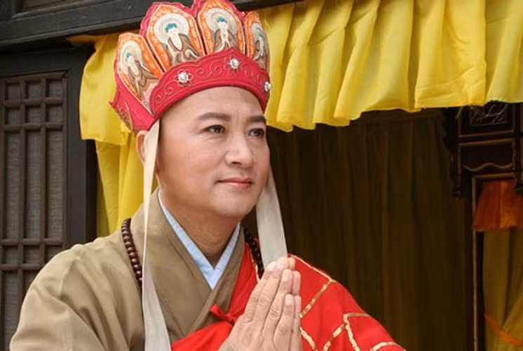 Đối với những yêu quái "khó giải quyết" mà các đồ đệ của Đường Tăng không thể tự thu phục, tiêu diệt thì sẽ nhờ đến sự giúp đỡ của các vị thần tiên trên Thiên Đình, Quan Thế Âm Bồ Tát...