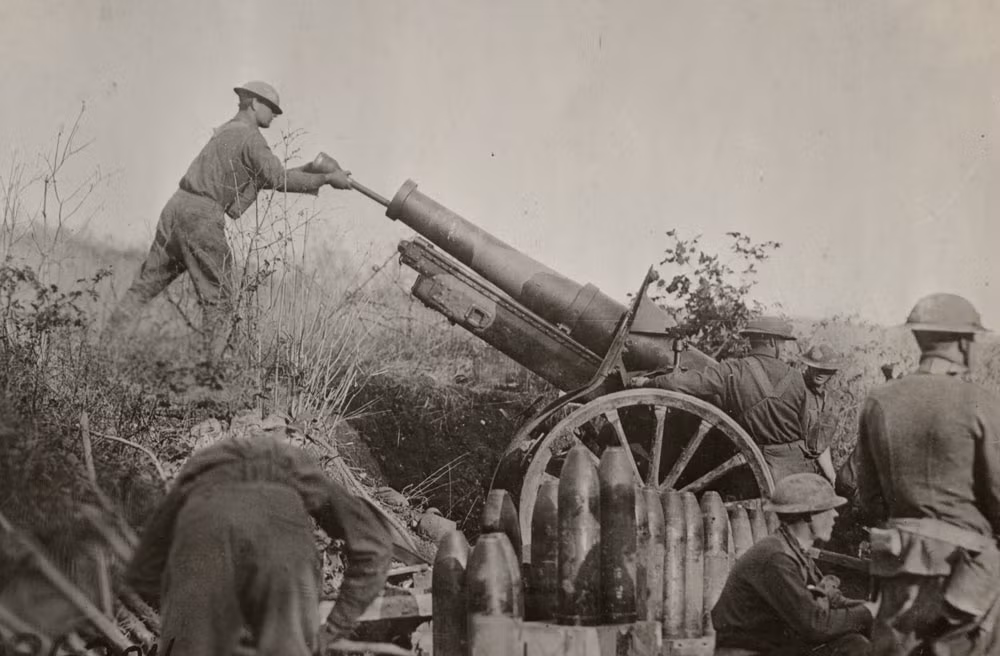 Pháo binh ra đời từ trước khi Thế chiến 1 nổ ra. Trong chiến tranh thế giới 1, nhiều nước tham chiến đã sản xuất và sử dụng phổ biến vũ khí này trên chiến trường châu Âu. Vũ khí này khiến nhiều người kinh hãi khi gây thương vong lớn.