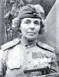 Vào thời điểm phát xít Đức xâm lược Liên Xô năm 1941, Nina Pavlovna Petrova đã gần 48 tuổi và là mẹ một con. Sau khi hoàn thành khóa huấn luyện tại một trường bắn tỉa, bà được phân công về Sư đoàn Bộ binh số 21.