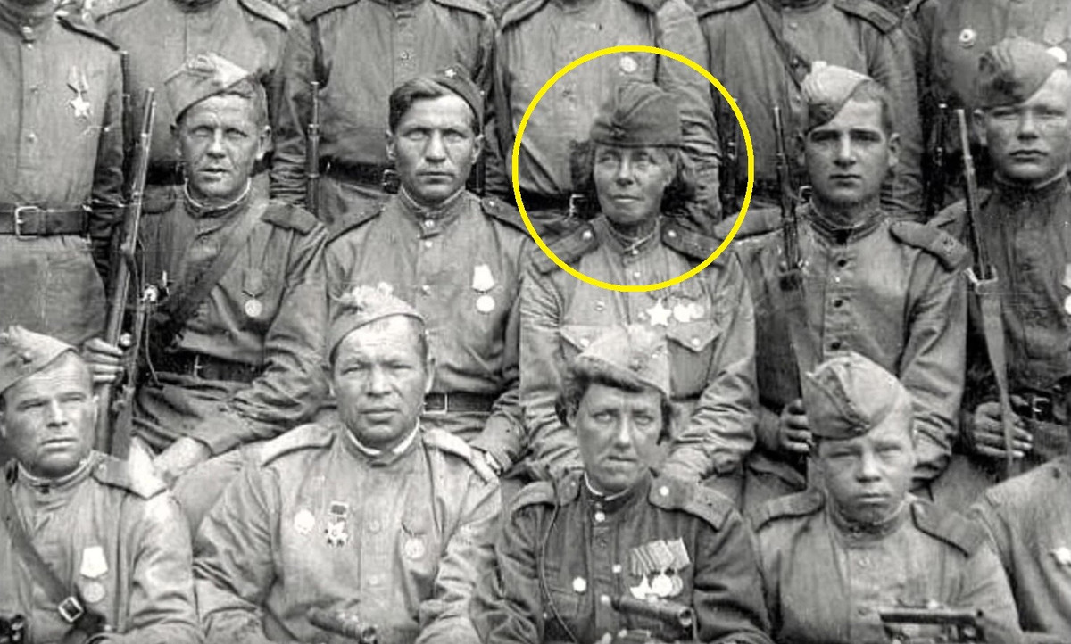 Tay súng Petrova dành nhiều thời gian để nâng cao kỹ năng và kỹ thuật bắn cũng như tham gia huấn luyện hơn 500 người để họ trở thành những tay súng bắn tỉa, góp sức trong cuộc chiến bảo vệ đất nước.