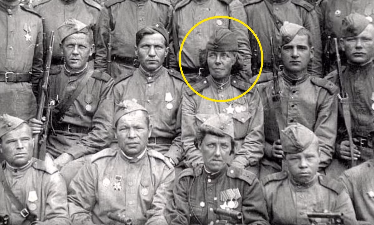 Tay súng Petrova dành nhiều thời gian để nâng cao kỹ năng và kỹ thuật bắn cũng như tham gia huấn luyện hơn 500 người để họ trở thành những tay súng bắn tỉa, góp sức trong cuộc chiến bảo vệ đất nước.