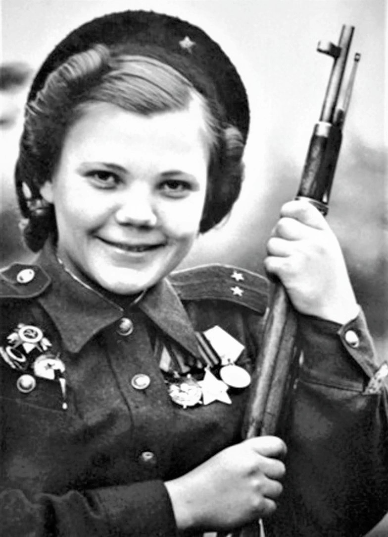 Giống Lyudmila, Nina Lobkovskaya gia nhập Hồng quân Liên Xô để chiến đấu bảo vệ quê hương sau khi cha của bà hy sinh trong trận chiến đấu năm 1942.