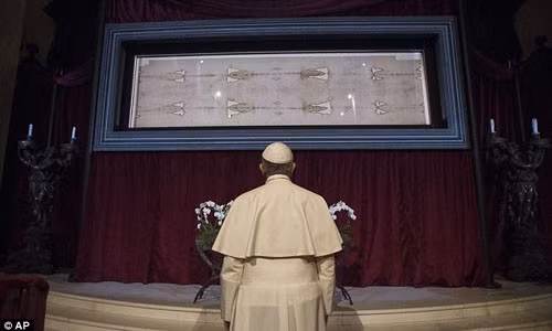  Tấm vải liệm thành Turin dài khoảng 3m, rộng 1m, lưu giữ hình ảnh mờ nhạt của một người đàn ông mà các tín đồ Cơ Đốc giáo cho là hình Chúa Jesus. Nhiều người tin rằng, tấm vải được dùng để bọc xác Chúa Jesus sau khi hành hình.