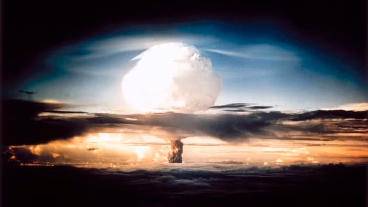 Sau thời gian nghiên cứu, các chuyên gia dự định cho nổ quả bom hạt nhân ở ranh giới giữa hai vùng tối và sáng của Mặt Trăng.