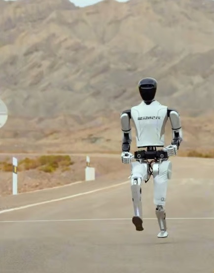 STAR1 là robot hình người cao 171 cm và nặng 65 kg. Trong một video do Robot Era công bố, nhóm nghiên cứu đã cho hai robot STAR1 thi đấu với nhau trên sa mạc Gobi, tây bắc Trung Quốc. Trong đó, một robot STAR1 được trang bị giày thể thao để xem điều này có giúp nó chạy nhanh hơn không. Ảnh: Robot Era.