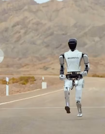 STAR1 là robot hình người cao 171 cm và nặng 65 kg. Trong một video do Robot Era công bố, nhóm nghiên cứu đã cho hai robot STAR1 thi đấu với nhau trên sa mạc Gobi, tây bắc Trung Quốc. Trong đó, một robot STAR1 được trang bị giày thể thao để xem điều này có giúp nó chạy nhanh hơn không. Ảnh: Robot Era.