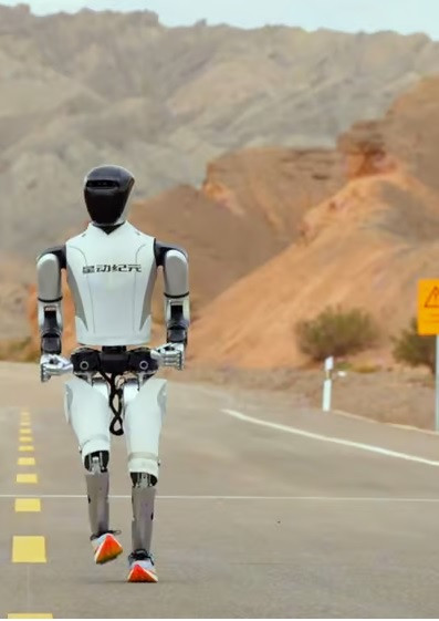 Được trang bị động cơ mô-men xoắn cao và các thuật toán trí tuệ nhân tạo (AI), mẫu robot STAR1 đi giày di chuyển qua nhiều loại địa hình khác nhau, bao gồm: đồng cỏ và khu vực nhiều sỏi đá. Robot chạy trên đường nhựa và đường đất, duy trì tốc độ tối đa trong 34 phút. Ảnh: Robot Era.