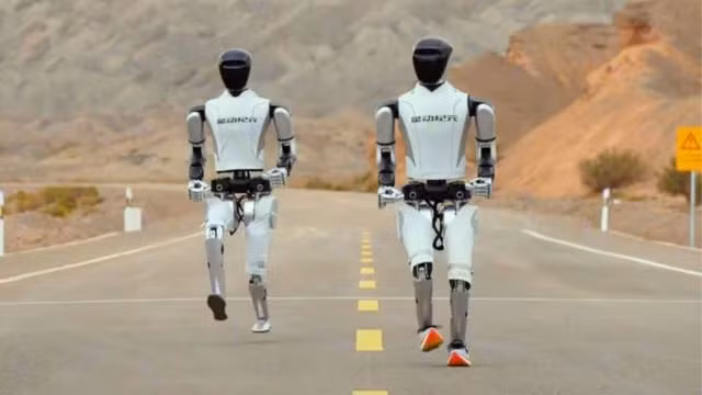  Robot hình người STAR1 do công ty Trung Quốc Robot Era chế tạo có thể chạy với tốc độ tối đa 12,9 km/h nhờ sự trợ giúp của một đôi giày thể thao. Do đó, STAR1 trở thành robot hình người chạy nhanh nhất thế giới. Ảnh: Robot Era.