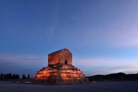 Kỹ thuật xây dựng trên được phát triển trong đó vật liệu khác như gốm và đất sét được chèn vào giữa mặt đất và nền móng để khi mặt đất rung động, lớp này trượt dưới lớp khác giúp giảm thiểu thiệt hại gây ra bởi động đất.