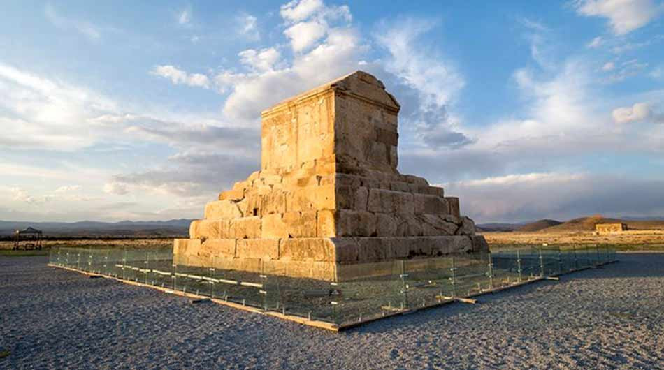 Ngôi mộ của Cyrus Đại đế được cho là công trình đầu tiên được xây dựng theo kỹ thuật trên. Nền móng của công trình làm từ vài lớp đá vôi. Trong đó, lớp đầu tiên xây bằng đá gắn kết nhờ vữa, bao gồm hỗn hợp vữa vôi và tro hoặc cát, sau đó mài nhẵn.