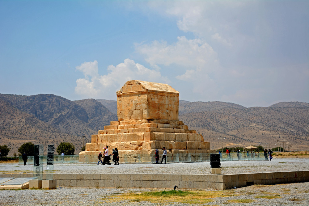 Ngôi mộ của Cyrus Đại đế có hình dáng gần giống lập phương với kích thước 6 x 5m. Lăng mộ có một cánh cửa nhỏ dẫn xuống hầm. Phần mái của ngôi mộ có hình tam giác. Gian mộ nằm bên trên phần đáy hình kim tự tháp có 6 bậc lớn. Ngôi mộ được xây từ những tảng đá lớn.