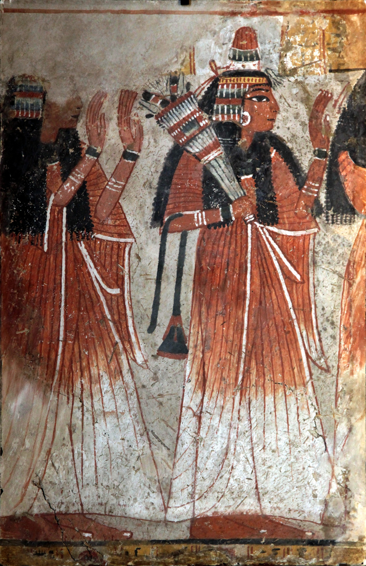 Người Ai Cập cổ đại đội những chiếc mũ đó trong nhiều bối cảnh cảnh khác nhau như khi tham dự tang lễ, đi săn, chơi nhạc, thậm chí là lúc sinh con.