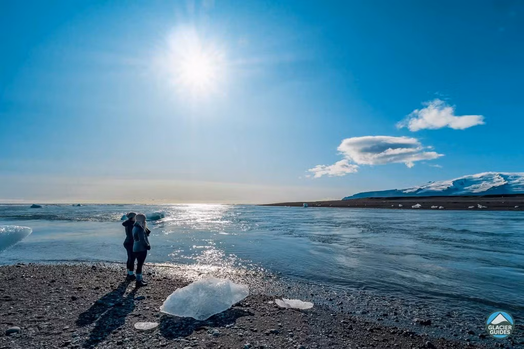 Hiệu ứng "kim cương" ngày càng mạnh hơn theo thời gian khi sóng và gió mạnh khiến nhiều khối băng dạt vào bờ biển. Ảnh: Glacierguides.