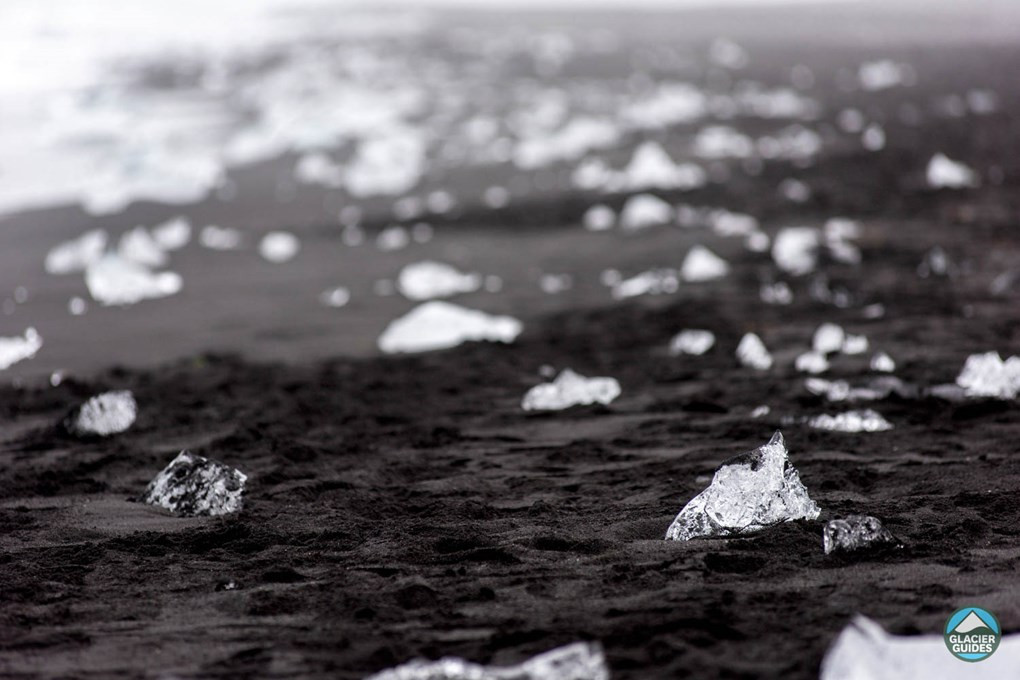 Nằm bên cạnh Đầm phá Jökulsárlón Glacier trên Bờ biển phía Nam của Iceland, những tảng băng ở "bãi biển kim cương" đến từ sông băng Breiðamerkurjökull. Ảnh: Glacierguides.