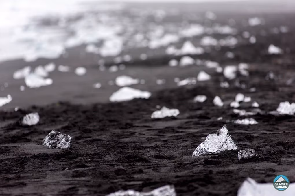 Nằm bên cạnh Đầm phá Jökulsárlón Glacier trên Bờ biển phía Nam của Iceland, những tảng băng ở "bãi biển kim cương" đến từ sông băng Breiðamerkurjökull. Ảnh: Glacierguides.