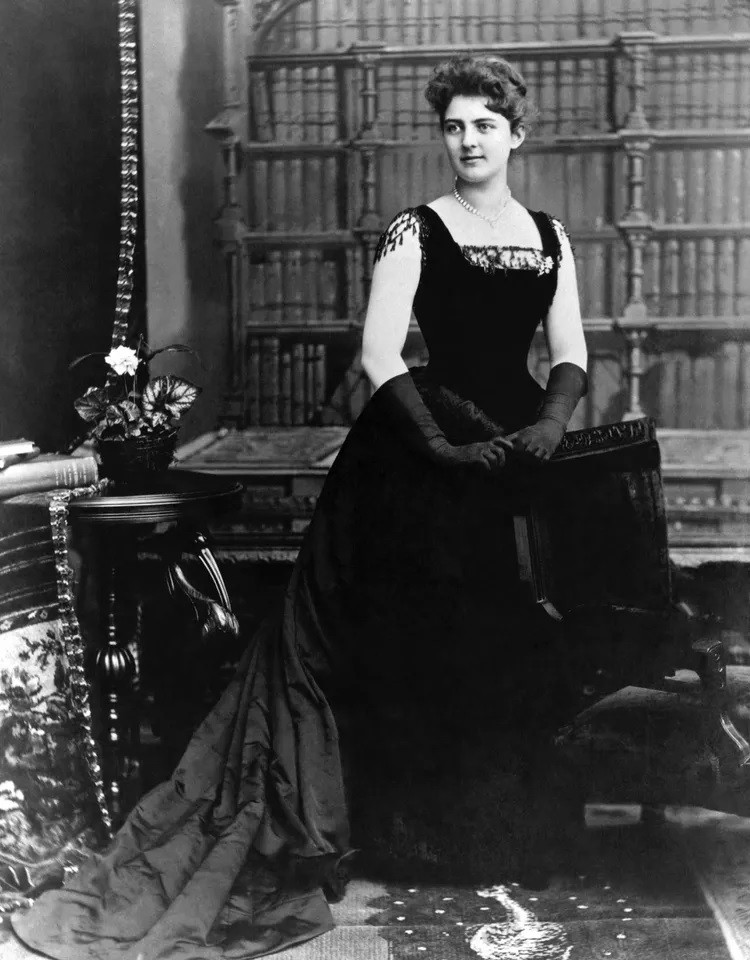 Khi trở thành Tổng thống thứ 22 của Mỹ, ông Cleveland chưa lập gia đình. Trong thời gian tại nhiệm, vị tổng thống này kết hôn với Frances Clara Folsom Cleveland. Cặp đôi tổ chức lễ kết hôn ở Nhà Trắng năm 1886.