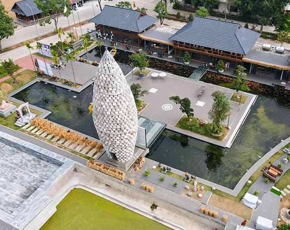 Tháp Thần Nông được thiết kế theo hình hạt lúa, dựng theo chiều thẳng đứng. Quanh tháp được trang trí bằng trục đá kéo lúa, cối đá xay lúa… nhằm tạo ra một không gian gắn liền với nền văn hóa lúa nước. Ảnh: Báo Tin Tức.