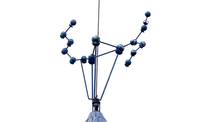 Trên đỉnh tháp Thần Nông có gắn mô hình chòm sao Thần Nông với 15 ngôi sao bằng đèn LED phát sáng nhiều màu vào ban đêm. Ảnh: Báo Tin Tức.