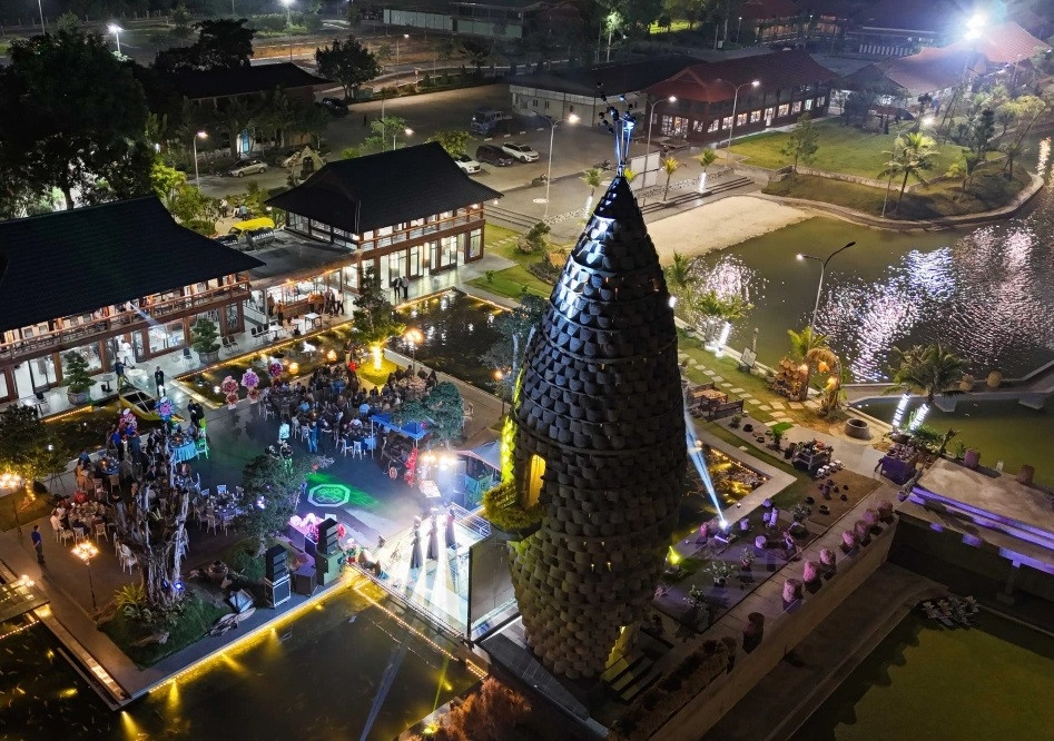 Đến ngày 30/11/2023, VietKings trao giấy chứng nhận kỷ lục châu Á cho Tháp cối đá (Tháp Thần Nông) là hạt lúa lớn nhất tại châu Á. Ảnh: VOV.