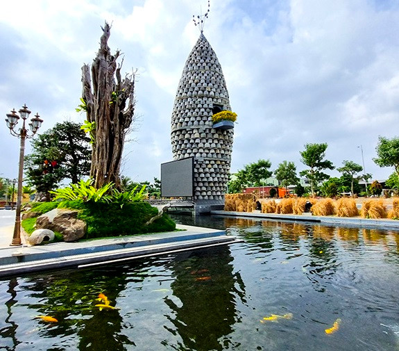 Tháp Thần Nông - biểu tượng cho vị thần của nền nông nghiệp lúa nước - được đặt tại huyện Lương Tài, tỉnh Bắc Ninh, trong Khu sinh thái Đông Đô Village. Ảnh: Báo Tin Tức.