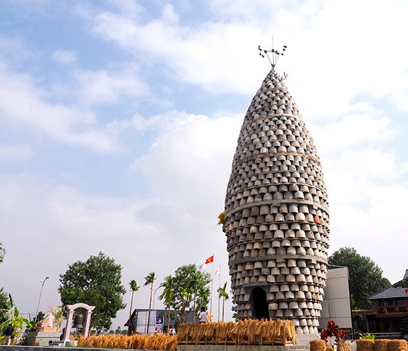 Vào ngày 13/10, Liên minh Kỷ lục thế giới (World Kings) phối hợp với Trung ương Hội Kỷ lục gia Việt Nam và Tổ chức Kỷ lục gia Việt Nam Vietkings trao Bằng công nhận Kỷ lục thế giới cho Tháp Thần Nông làm từ cối đá hình hạt lúa lớn nhất. Ảnh: Báo Tin Tức.