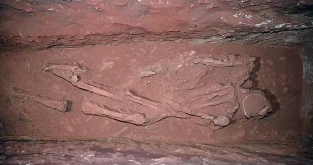 Cuộc khai quật ngôi mộ cổ trên được dẫn đầu bởi Tiến sĩ Pearce Paul Creasman, Giám đốc điều hành của Trung tâm nghiên cứu Mỹ. Ông cho hay phát hiện mới là một khám phá khảo cổ hiếm hoi ở Petra. Ảnh: Discovery’s Expedition Unknown.