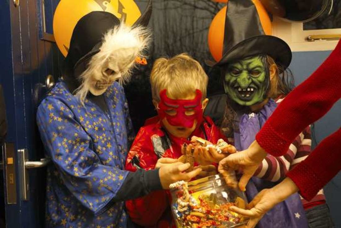 Sau khi những đứa trẻ hét lên vui vẻ: "Trick or Treat", chủ nhà thường cho chúng rất nhiều kẹo bánh. Sau đó, những đứa trẻ đi tiếp đến những nhà tiếp theo.