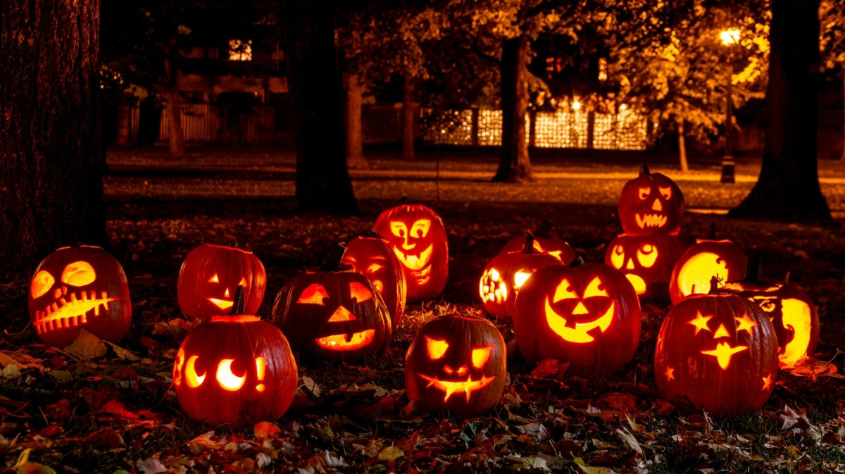 Vào thời Trung cổ, những người nghèo sẽ đi khất thực để nhận bánh kẹo vào ngày 31/10. Đổi lại, họ sẽ cầu nguyện cho các linh hồn đã chết trong ngày All Souls' Day 2/11 (Ngày của các linh hồn).