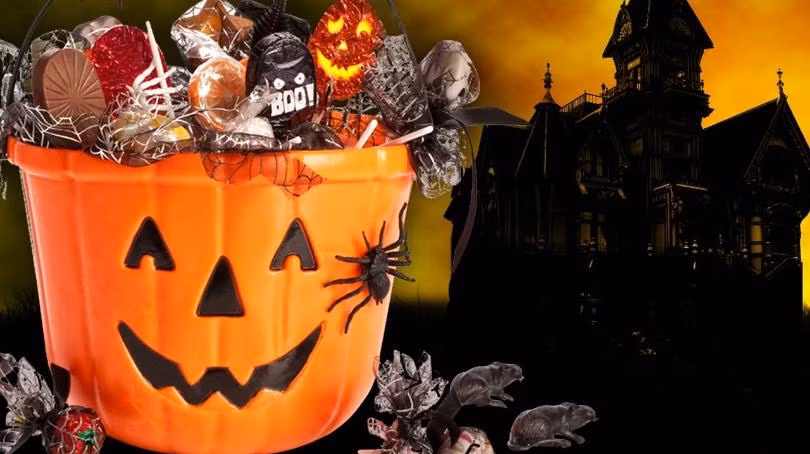 Trong tiếng Anh, "trick" nghĩa là đánh lừa, chỉ trò đùa nghịch ngợm trong ngày Halloween. Trong đó, "treat" là tiếp đãi, đối xử tử tế, trong trường hợp này chỉ bánh kẹo. Câu nói "Trick or Treat" mang hàm ý: "Nếu không muốn bị chơi xấu thì hãy đãi chúng tôi món gì đi".