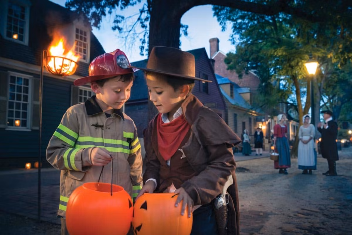 Vào ngày hôm đó, trẻ em sẽ mặc những trang phục hóa trang và cầm theo chiếc giỏ rồi đi gõ cửa từng nhà trong khu phố. Sau khi chủ nhà mở cửa, những đứa trẻ sẽ hét lên vui vẻ: "Trick or Treat" (cho kẹo hay bị ghẹo).