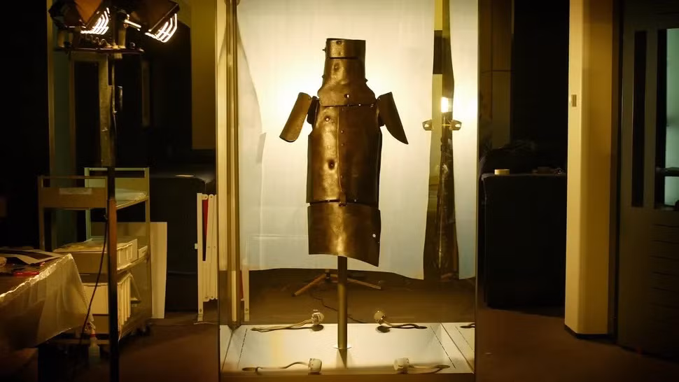 Đây là bộ áo giáp của tên cướp Ned Kelly khét tiếng. Gã bị bắt và treo cổ năm 1880. Bộ áo giáp của y có dấu hiệu bị trúng 18 viên đạn.