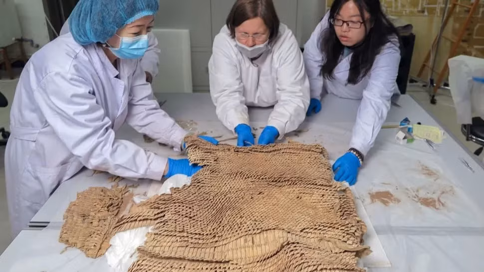 Được khai quật trong một mộ cổ tại nghĩa trang Yanghai nằm ở rìa sa mạc Taklamakan, các chuyên gia tìm thấy một bộ áo giáp làm từ hàng ngàn mảnh da nhỏ. Khi hậu khô hạn ở sa mạc giúp bảo quản bộ áo giáp này gần như nguyên vẹn trong khoảng 2.500 năm qua.