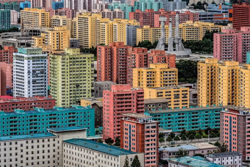 Một góc thủ đô Bình Nhưỡng với nhiều tòa nhà cao tầng đầy màu sắc chụp từ Tháp Juche Idea.