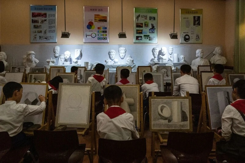 Quang cảnh bên trong một lớp học vẽ tại Cung thiếu nhi Mangyongdae ở thủ đô Bình Nhưỡng.