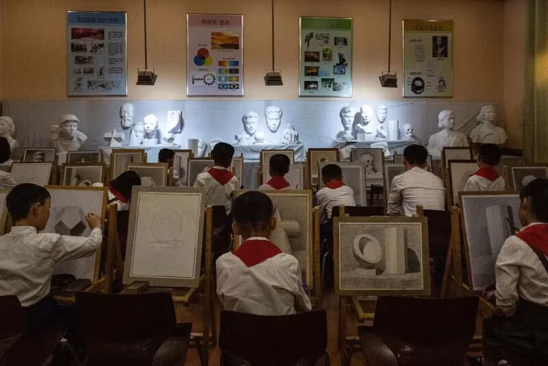 Quang cảnh bên trong một lớp học vẽ tại Cung thiếu nhi Mangyongdae ở thủ đô Bình Nhưỡng.