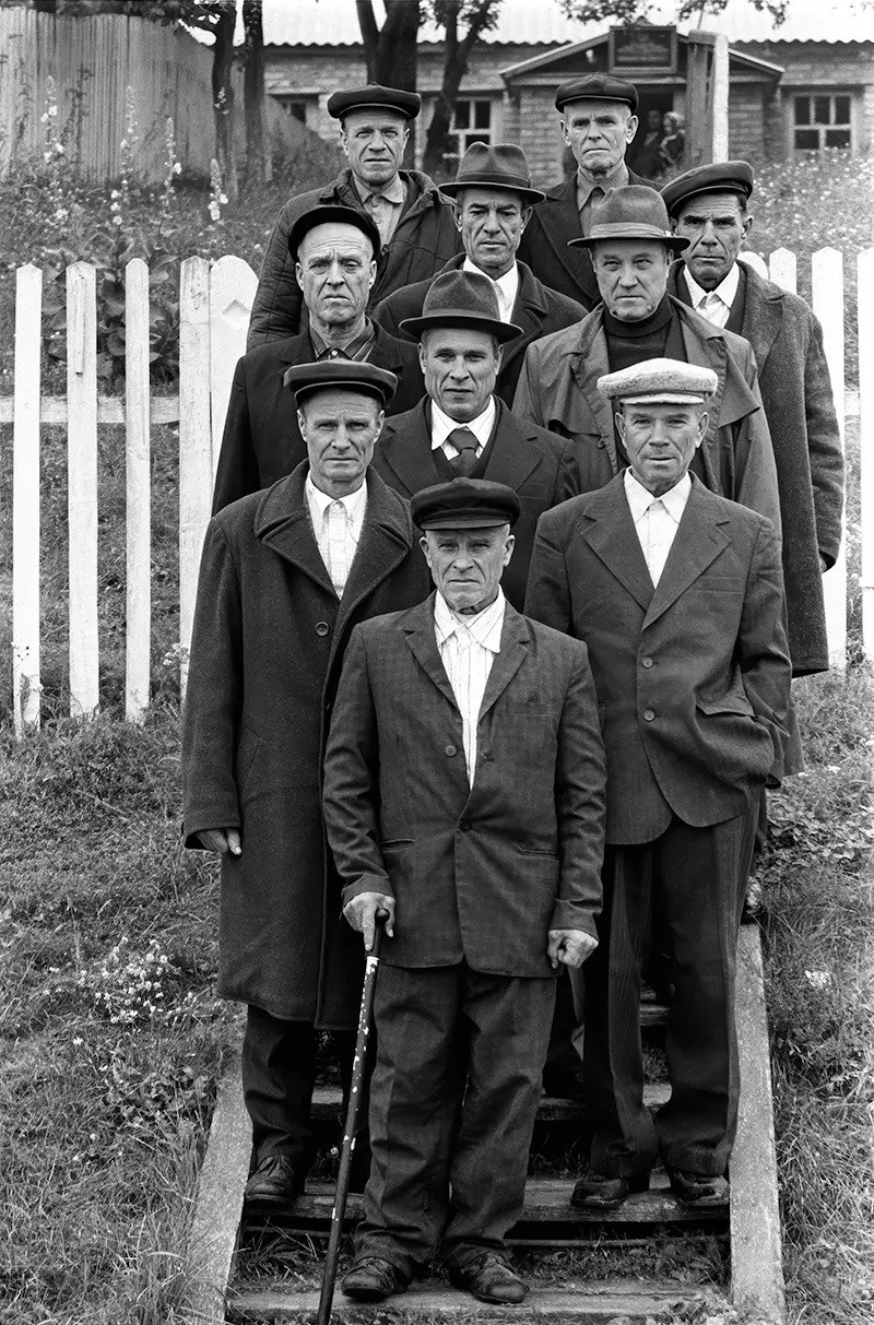 Trong Chiến tranh vệ quốc vĩ đại, hầu hết các gia đình ở Liên Xô trải qua nỗi đau mất mát người thân khi chồng, cha hoặc các con trai hy sinh trên chiến trường. Thậm chí, một số gia đình mất gần như toàn bộ người thân trong cuộc chiến cam go, ác liệt với phát xít Đức.