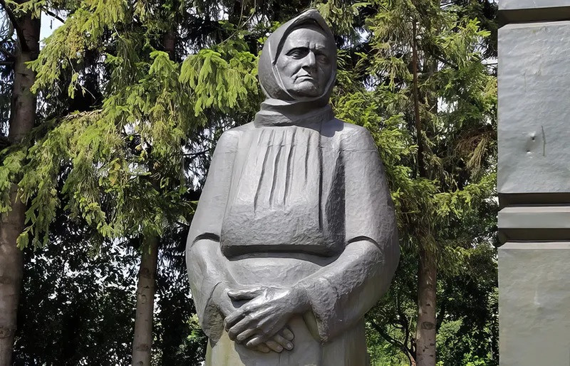 Trong suốt những năm tháng chiến tranh, bà Evdokia luôn mong ngóng tin của các con trai. Khi các con trai lần lượt trở về từ chiến trường khốc liệt, bà vô cùng vui mừng dù 5 người con bị thương nghiêm trọng.